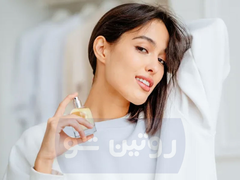 روش صحیح اسپری کردن عطر برای ماندگاری بیشتر
